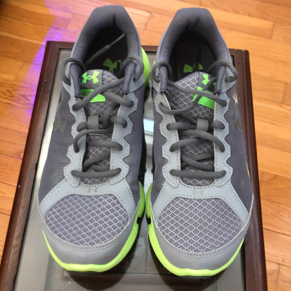 NWOT Under armor youth sneaker size 6 1/2Y or 8w